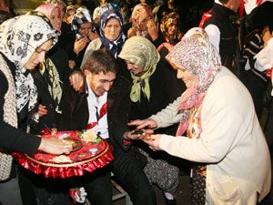 Askere gidecek gençler için kına töreni