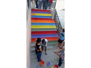 İskele Merdivenlerini Boyamak İsteyen Grupla Zabıta İle Tartıştı