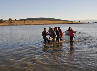 Topun peşinden giden baba ile oğlu boğuldu