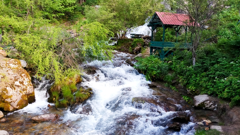 Su ve kuş seslerinin buluştuğu mağara