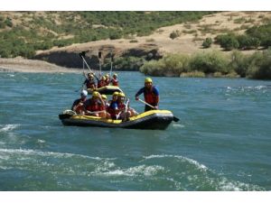 Muş’ta Rafting Faaliyetleri Devam Ediyor