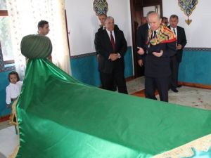 Bahçeli, Dursun Fakih Türbesi'ni Ziyaret Etti
