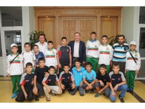 Şampiyon Güreşçilerden Çağırıcı’ya Teşekkür Ziyareti