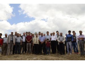 Köylüler Diktikleri Fidanın Kesilmemesi İçin Eylem Yaptı