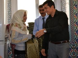 Kur'an-ı Kerim'i Öğrenen Çocuklar Tablet Bilgisayarla Ödüllendirildi