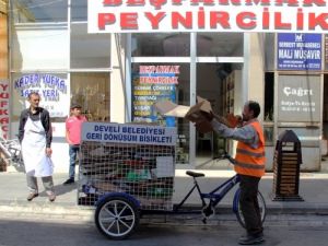 Develi’de Geri Dönüşüm Atıkları Bisikletle Toplanıyor