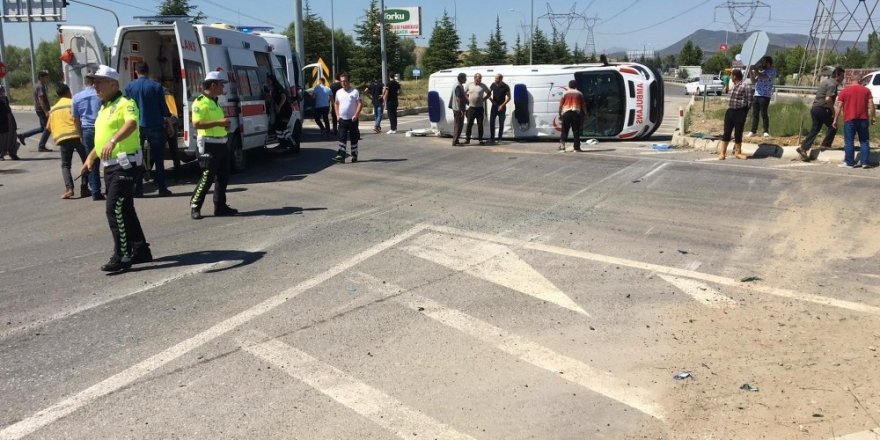 Hasta taşıyan ambulans kaza yaptı: 5 yaralı