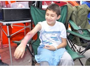 Kazaları Çocuklara Makyaj Yaparak Anlatıyorlar