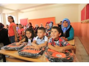Talas Belediyesi Okula Yeni Başlayan Minikleri Çanta İle Sevindirdi