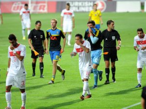 Türkiye-İsveç U21 maçına biber gazı arası