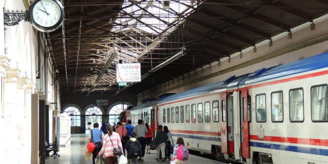 Yük treni yolu kapatınca yolcu treni seferini tamamlayamadı