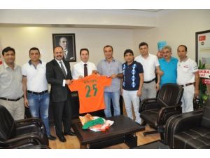 Kozan Belediyespor Yönetimi Kaymakam Oral'ı Ziyaret Etti
