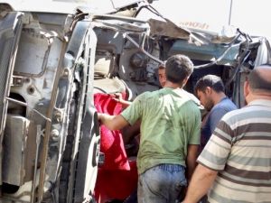 Hatay'da Tır Devrildi: 2 Ölü