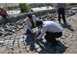 Belediye Başkanı Korkut, Yola Döşenen Taşları Ölçtü
