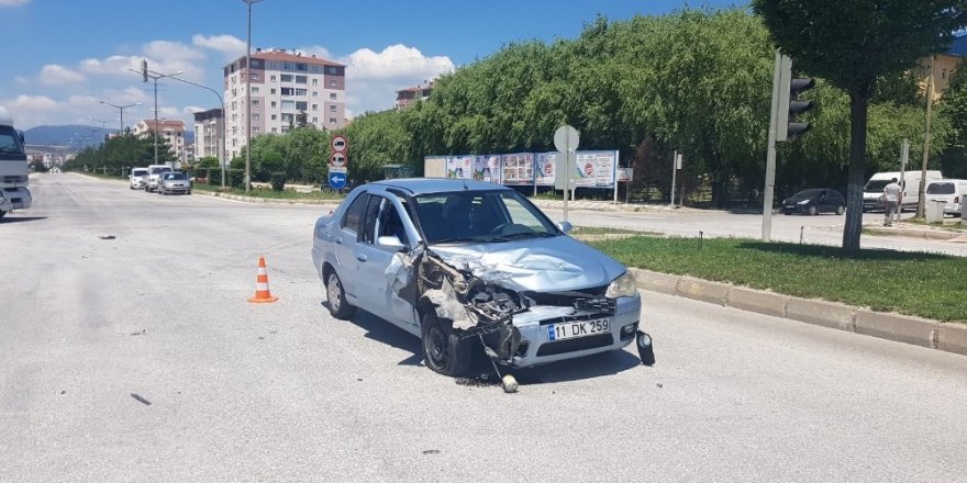 Kamyonet ile otomobil çarpıştı; 1 yaralı