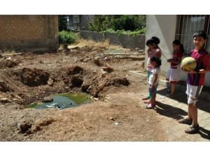 Midyat’ta Çocukların Oyun Alanı Yanında Bulunan Fosseptik Çukuru Tehlike Saçıyor