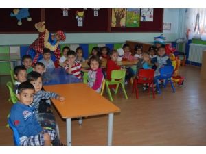 Sincan Belediye Tiyatrosu Minikleri Okula Alıştırıyor