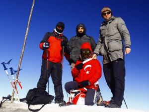 Ağrı Dağı'na Zorlu Tırmanış