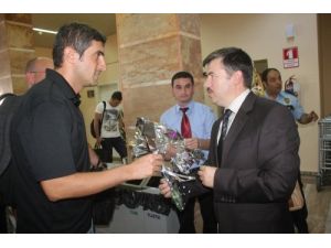 Ağrı'ya Yeni Atanan Öğretmenler Karanfillerle Karşılandı