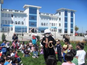 Reyhan İlköğretim Okulu'nun Minikleri Yeni Yıla Nasreddin Hoca İle Başladı