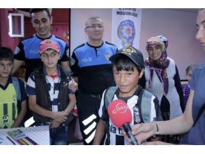 Polisten Kırtasiye Yardımı Alan Öğrenciler, 'Başarı' Sözü Verdi