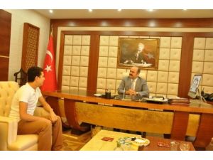 Küçük Yaşta Babasının Terk Ettiği Pervarili Barış Hukuk Fakültesini Kazandı