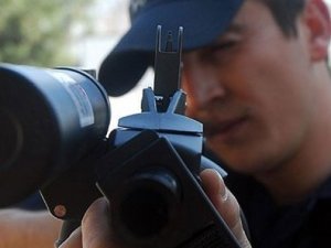 Polis saldırganı elektroşokla etkisiz hale getirecek