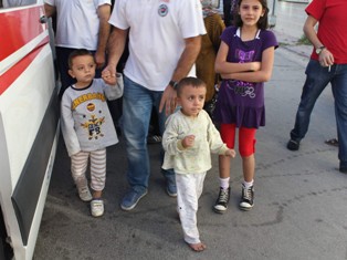 Çocuklarını alevlerin arasından kurtardı