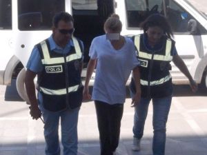 Annelerini Öldürdükleri İddiasıyla İki Kız Kardeş Adliyeye Sevk Edildi