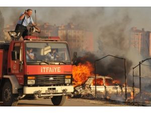Boş Arazideki Otomobil Alev Alev Yandı