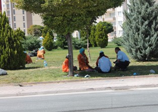 Kontrolden çıkan otomobil işçilere çarptı: 1 ölü, 2 yaralı