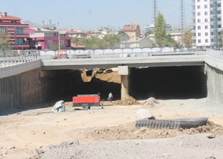 Virajlı köprülü kavşak kazalara neden oluyor