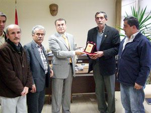 Muhtarlar Derneğinden Kaymakam İnan'a plaket