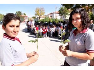 Okula Yeni Başlayan Minik Öğrenciler Güllerle Karşılandı