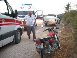 Motosikletle Kamyonet Çarpıştı: 2 Yaralı