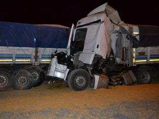 TIR TIR'a çarptı: 2  1 yaralı