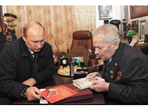 Putin, Kalaşnikov’u Ziyaret Etti; Yeni Model Silahları İnceledi