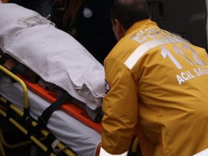 İki otomobil çarpıştı: 1 kişi öldü, 5 kişi yaralandı.