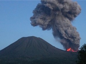 Endonezya'daki Sinabung yanardağı faaliyete geçti