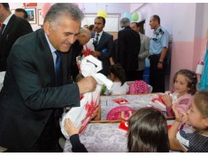 Melikgazi’den Öğrencilere Kırtasiye Ve Çanta Yardımı