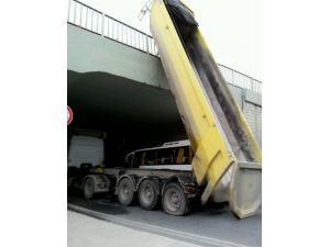 Tır Dorsesi Geçide Takıldı (Özel)