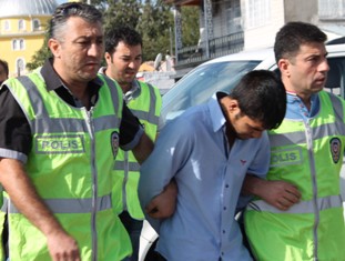 Yanan apartmandan hırsızlık yaptılar