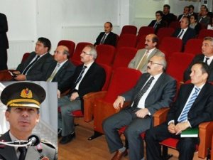 Protokole kızan komutan toplantıyı terketti