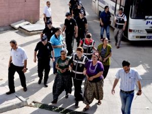 İki Polisin De Yaralandığı Çatışmada Gözaltına Alınan 33 Kişi Adliyeye Çıkarıldı