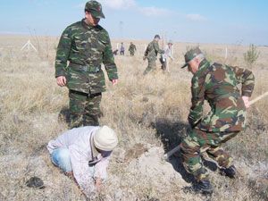 Karapınar'da asker ve vatandaş fidan dikti