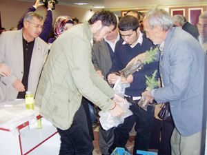 Nikah şekeri yerine çam fidanı dağıtıldı