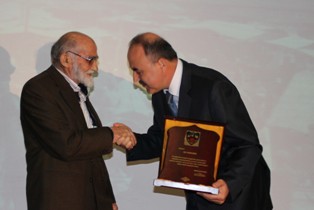 Vali Erol yılın ahisinin elini öptü
