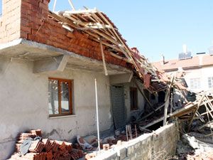 İnşaat halindeki evin çatısı çöktü: 1 yaralı