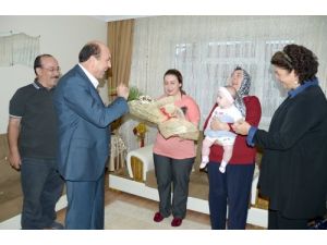Belediye Başkanı Ok Yeni Bebeği Olan Çiftlerin Mutluluğunu Paylaştı