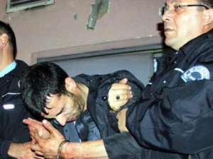 Annesini 77 yerinden bıçaklayarak öldürdü